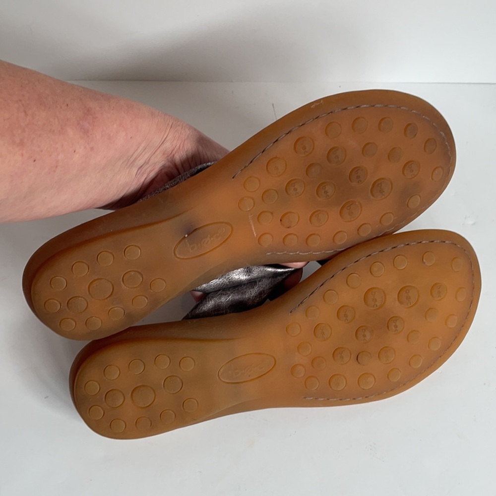 b.o.c. Born Concepts metallic leather cushioned footbed sandals size 8 - Picture 6 of 7